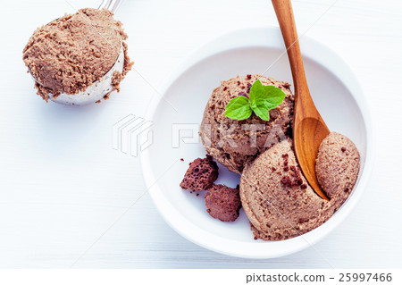 Close up chocolate ice cream in white bowl . Close up chocolate ice cream in white bowl . 25997466