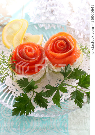 鮭魚canapé玫瑰的形狀 鮭魚canapé玫瑰的形狀 26000645