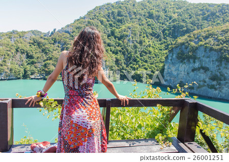 Young women standing 26001251