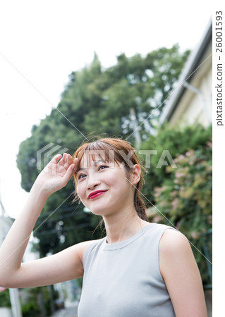 一個年輕漂亮的女人 26001593