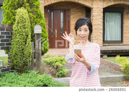 Middle Age lady (smartphone) 26008891
