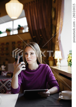 Thinking woman with phone 26010015