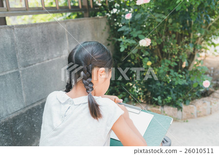 child, kid, younger 26010511