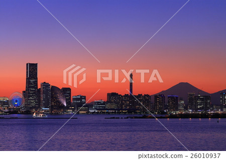Night view of Yokohama Minato Mirai and Mount Fuji 26010937