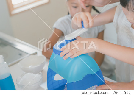 younger, shaved ice, parenthood 26011592