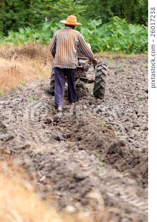Farmers is working control pushcart to recondition 26017238