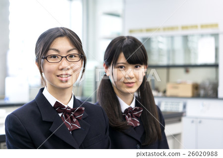 女子高中生在等待課程開始在科學室 女子高中生在等待課程開始在科學室 26020988