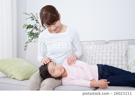 A young mother and a small girl (a nap) 26023151