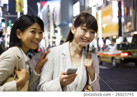 女性商務朋友智能手機返回家庭朋友夜購物退休購物 26023745