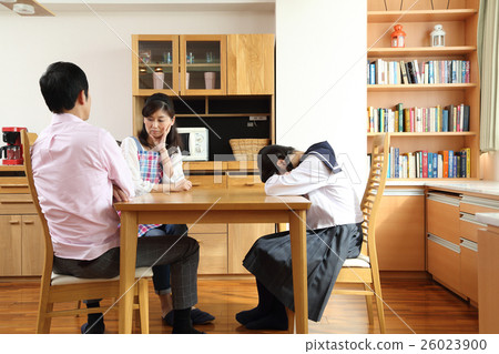 一對夫婦在孩子麵前戰鬥 一對夫婦在孩子麵前戰鬥 26023900