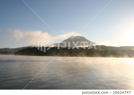 Lake Akan in autumn, Mt. Oku dance floating in the morning of fog Lake Akan in autumn, Mt. Oku dance floating in the morning of fog 26024747