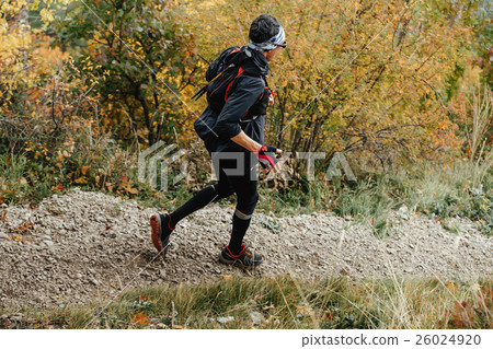 sports middle-aged man traveling 26024920