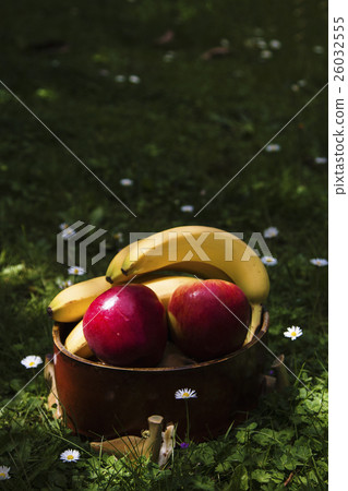 草地上的香蕉蘋果 草地上的香蕉蘋果 26032555