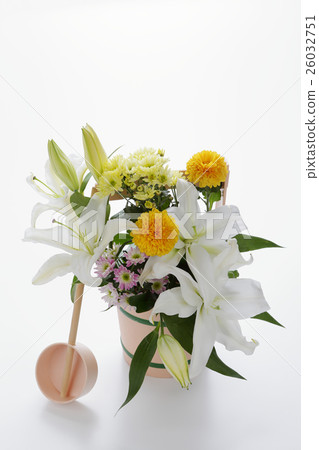 水浴缸和花訪問嚴重的圖像 26032751