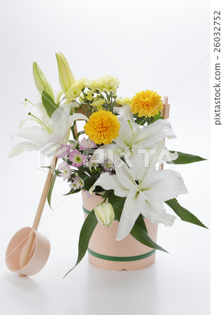 水浴缸和花訪問嚴重的圖像 26032752