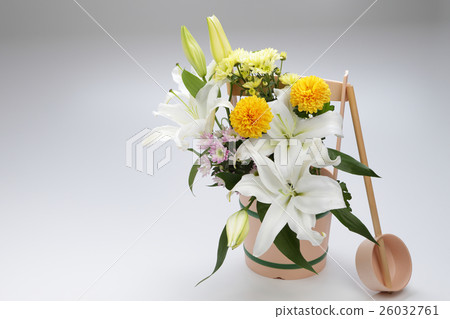 水浴缸和花訪問嚴重的圖像 水浴缸和花訪問嚴重的圖像 26032761