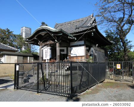 Ueno Park's uninhibited pond on the side of Buddhist monarchy 26033092