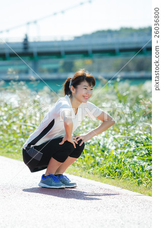 A young woman who exercises A young woman who exercises 26036800