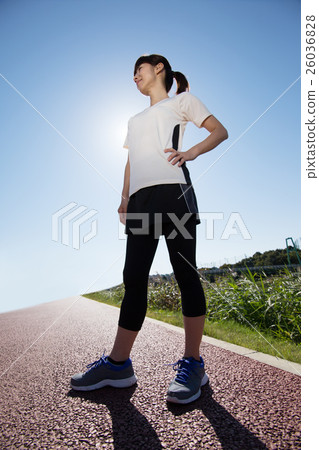 一名運動的年輕女子 一名運動的年輕女子 26036828