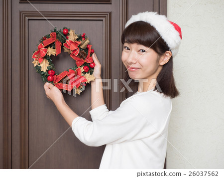 在門的婦女佩帶聖誕節租約 在門的婦女佩帶聖誕節租約 26037562