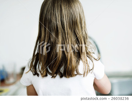 Little girl with back turned 26038236
