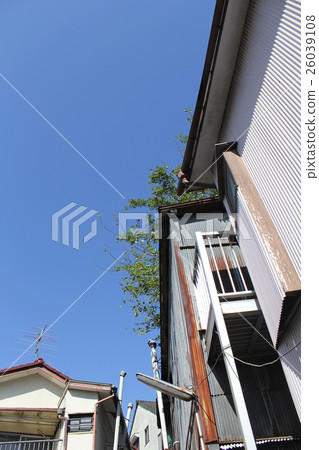 When looking up, it is green 26039108
