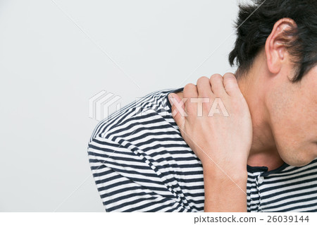 A young man suffering from stiff shoulders 26039144
