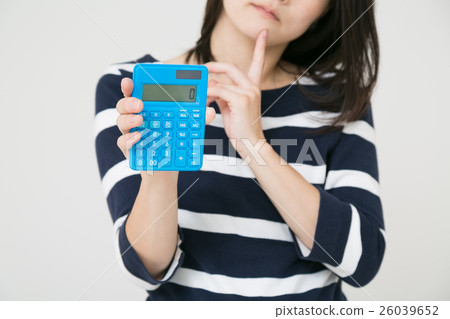 拿著計算器白色後面的婦女 拿著計算器白色後面的婦女 26039652