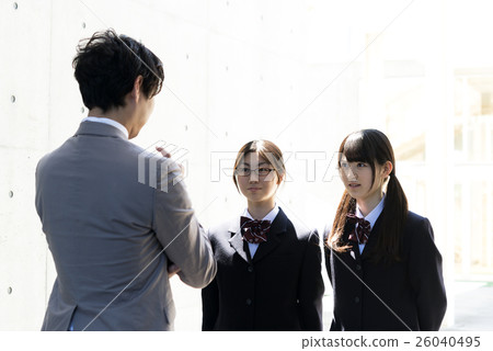 輔導課後與學生交談 輔導課後與學生交談 26040495