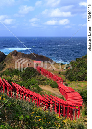 在陽光明媚、微風習習的日子裡,元之隅稻荷神社和龍宮潮吹(龍宮的潮汐噴濺)的景色令人嘆為觀止。 在陽光明媚、微風習習的日子裡,元之隅稻荷神社和龍宮潮吹(龍宮的潮汐噴濺)的景色令人嘆為觀止。 26040496