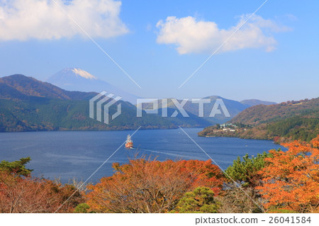 Ashinoko湖和秋葉的富士山 26041584