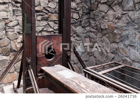 斷頭台存放在戰爭足跡博物館在胡志明市，越南 26041736