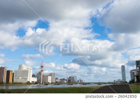 從信濃川河床和新潟街道的萬代橋 26042850