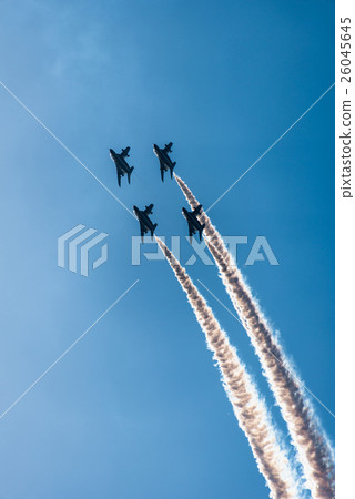 穿過晴朗的天空的藍色衝動 26045645