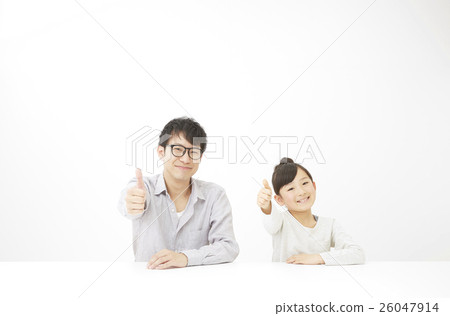 父親女兒好標誌破壞白色後面 父親女兒好標誌破壞白色後面 26047914