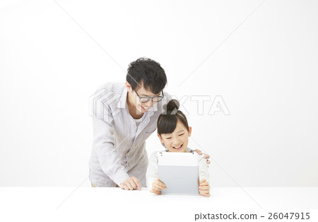 父親女兒片劑白色後面 26047915