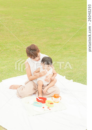母親和女兒野餐 母親和女兒野餐 26048293
