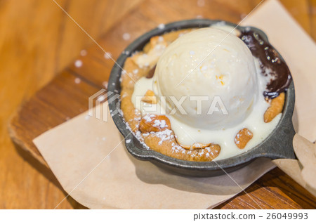 Chocolate cake with vanilla ice cream . Chocolate cake with vanilla ice cream . 26049993