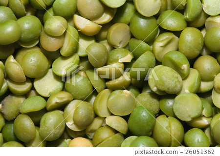 Dried split pea background 26051362
