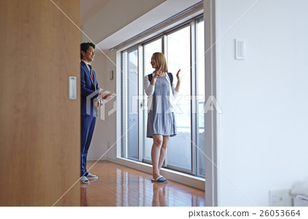 A woman looking for a room 26053664