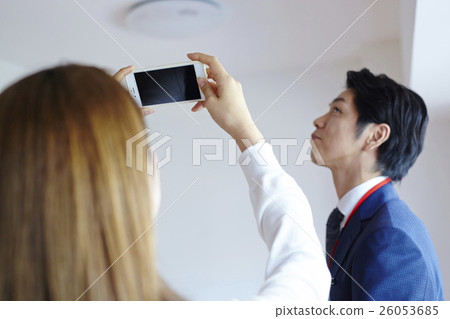 A woman looking for a room 26053685