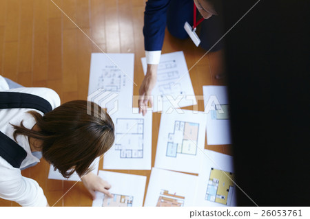 A woman looking for a room 26053761