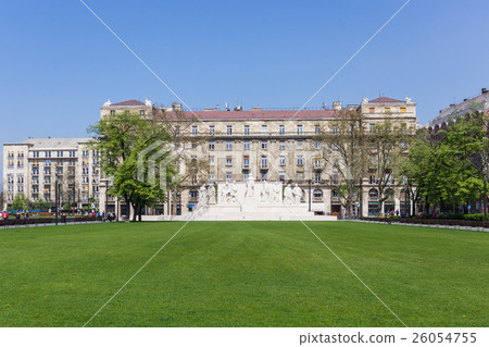 View of Kossuth monument in Kossuth Lajos square. 26054755