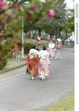 New adult women who make beautiful make-up with an adult ceremony and decorate kimono hair and bless and talk with each other New adult women who make beautiful make-up with an adult ceremony and decorate kimono hair and bless and talk with each other 26059593