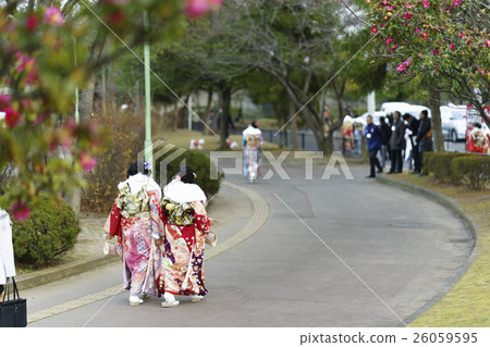 New adult women who make beautiful make-up with an adult ceremony and decorate kimono hair and bless and talk with each other New adult women who make beautiful make-up with an adult ceremony and decorate kimono hair and bless and talk with each other 26059595