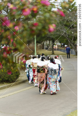 New adult women who make beautiful make-up with an adult ceremony and decorate kimono hair and bless and talk with each other New adult women who make beautiful make-up with an adult ceremony and decorate kimono hair and bless and talk with each other 26059596