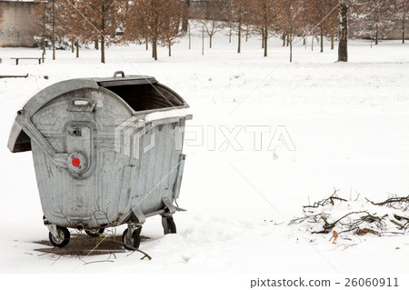 Opened metal garbage container 26060911