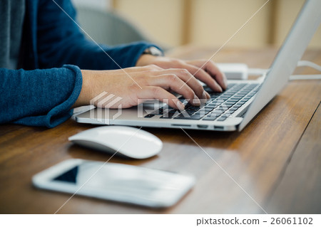 Men using laptops 26061102