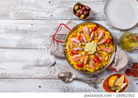 Traditional seafood paella 26062562