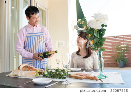 中間夫婦，在露台上放鬆身心 26067258